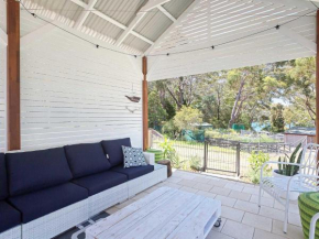 Little Beach House' 4 James Crescent - Little Beach with air con, WiFi and boat parking!